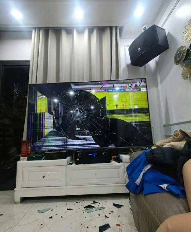 乐鱼体育官方网站-被中国队完胜！越南球迷输球怒砸电视机 画面感人