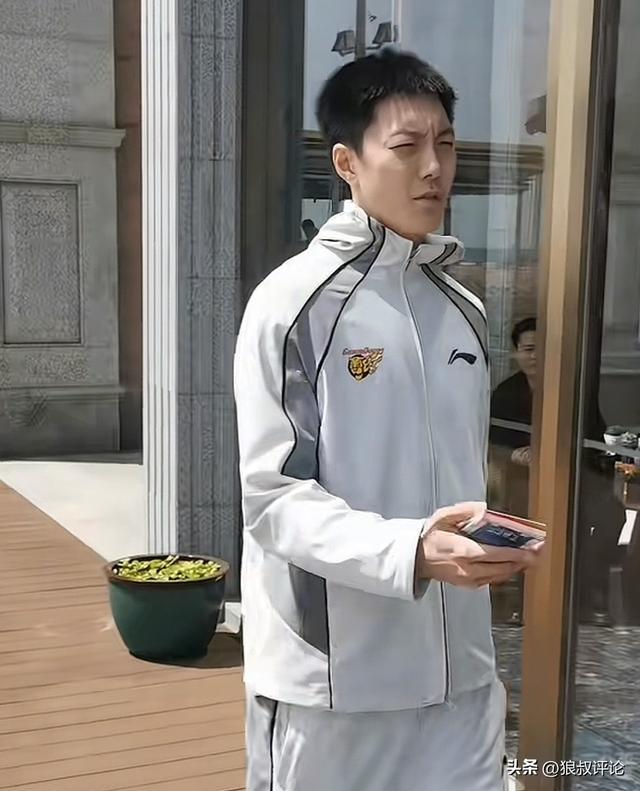 乐鱼体育官方网站-简单粗暴宠粉！胡明轩给客场粉丝送球票 今夜战青岛能否走出低迷